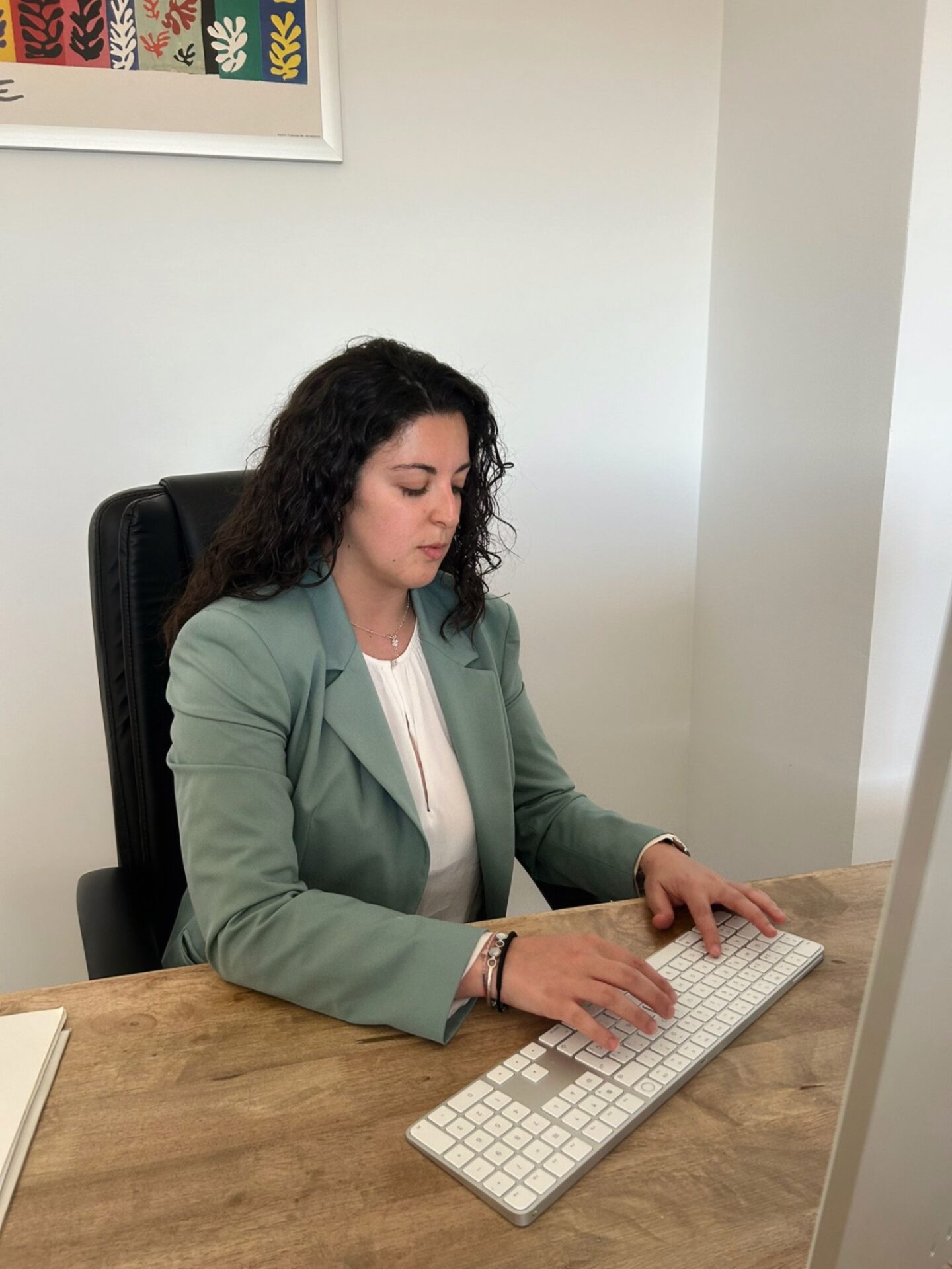 Marta Díaz trabajando con su ordenador, en la mesa de consulta
